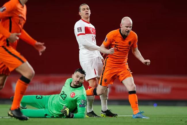 里昂血洗土耳其，德容完成帽子戏法