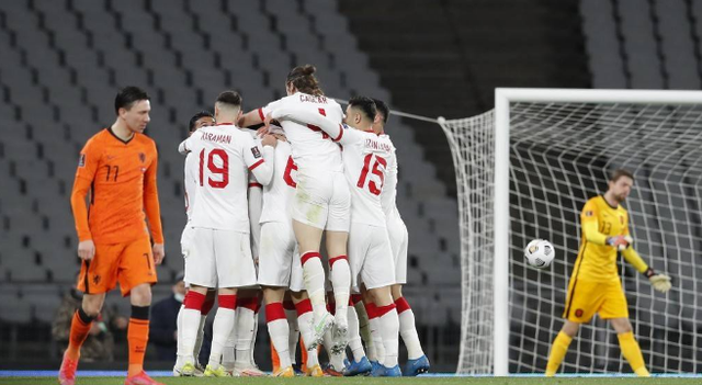 里昂血洗土耳其，德容完成帽子戏法