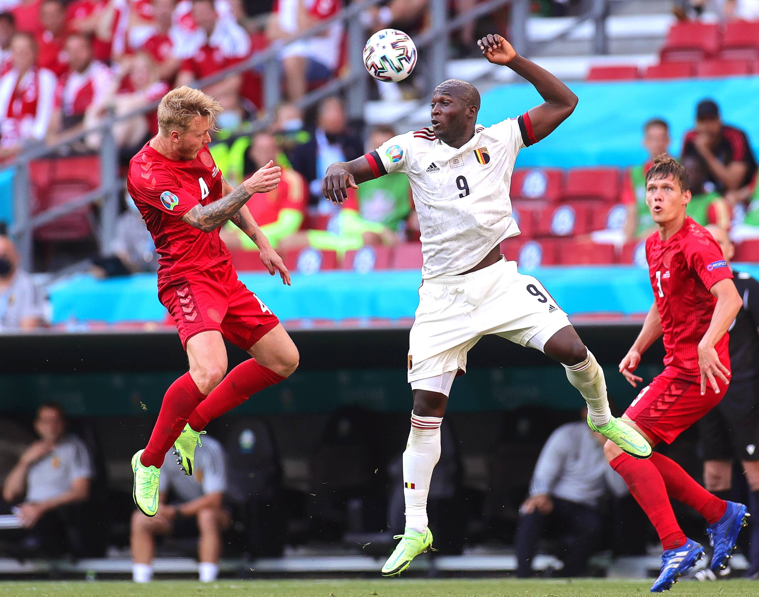 包含欧洲足球比赛的竞争壮观非凡的词条