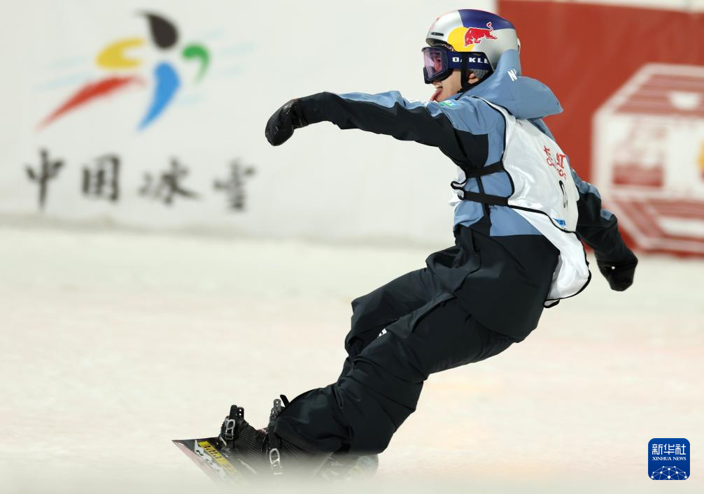 单板滑雪比赛中,选手飘逸滑过终点线!的简单介绍 单板滑雪比赛中,选手飘逸滑过终点线!的简单介绍