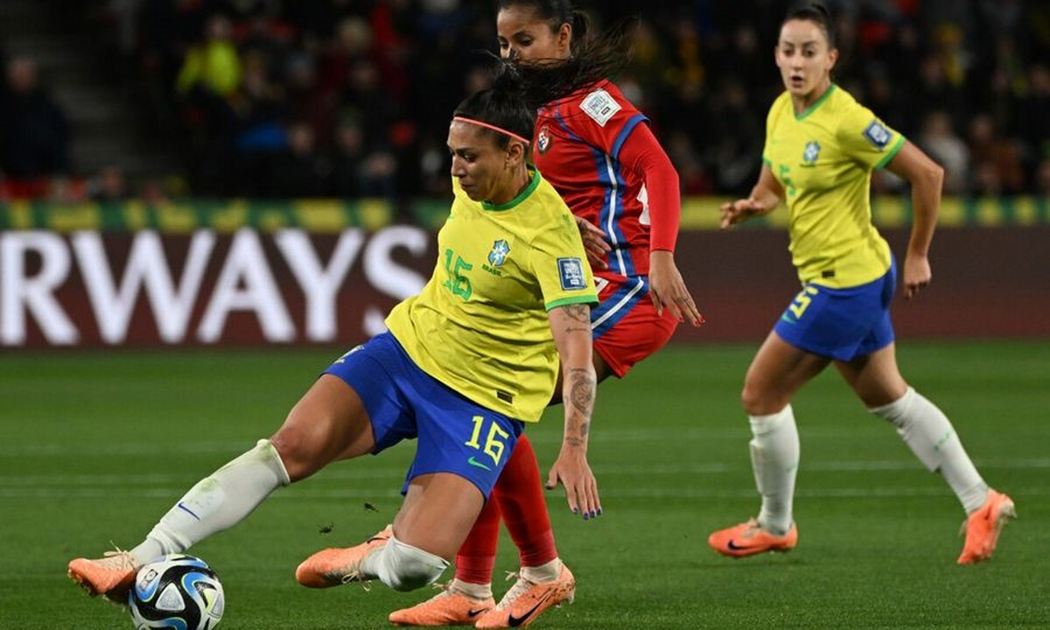 巴西女足队员努力训练备战下一场比赛的简单介绍